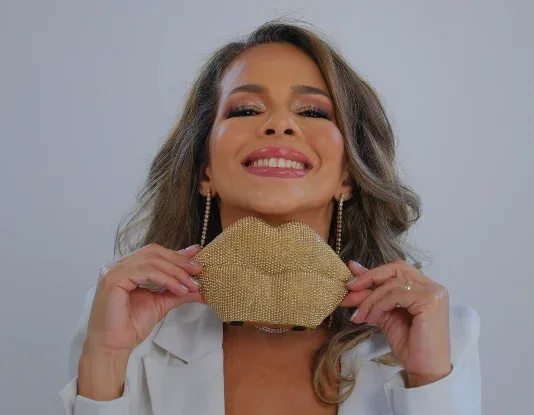 Alessandra Carvalho mit einem goldenen Lippen-Accessoire