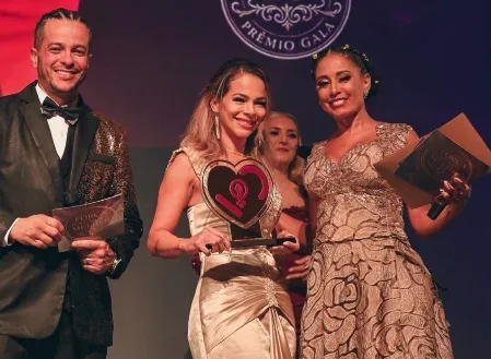 Alessandra Carvalho recebendo um prêmio de gala