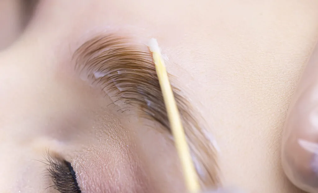 Brow Lamination Behandlung an den Augenbrauen