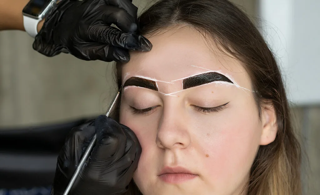 Augenbrauen-Design mit Henna, Vorzeichnung am Gesicht