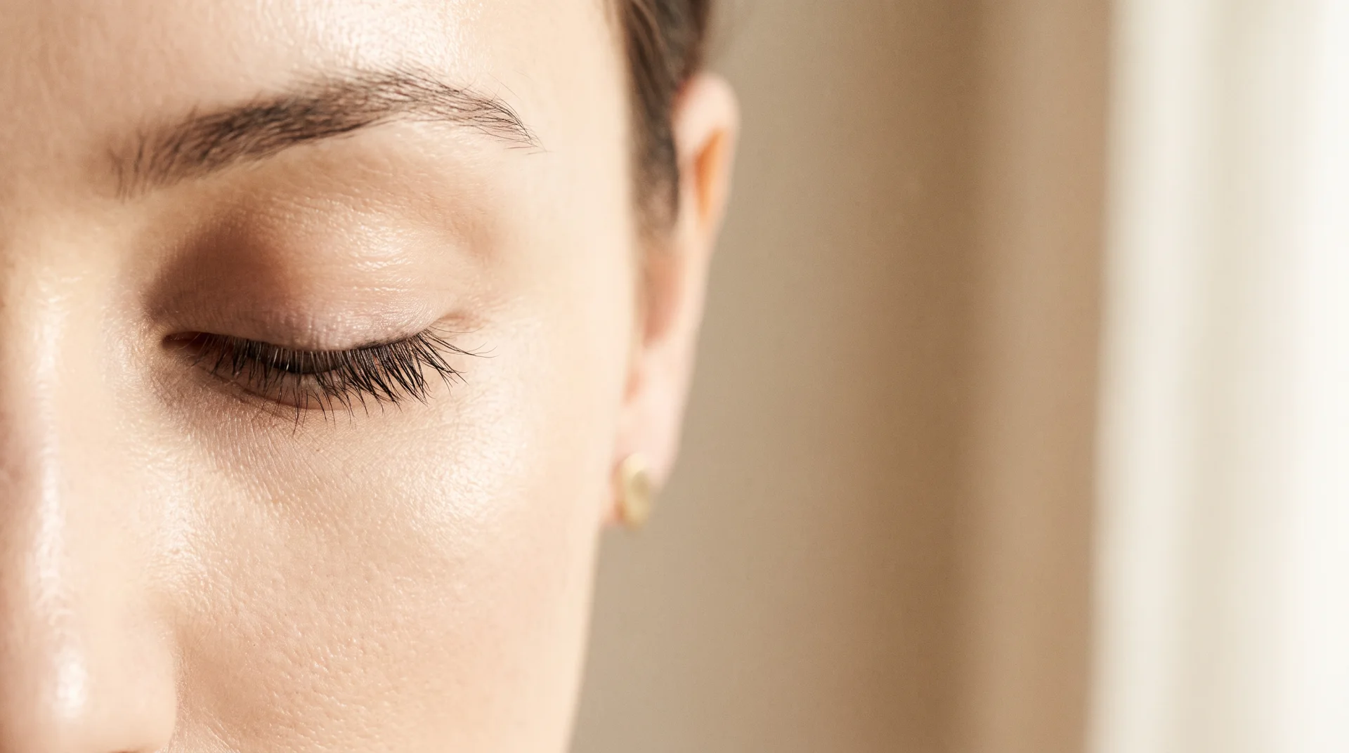 Auge mit feiner Eyeliner-Pigmentierung in Nahaufnahme